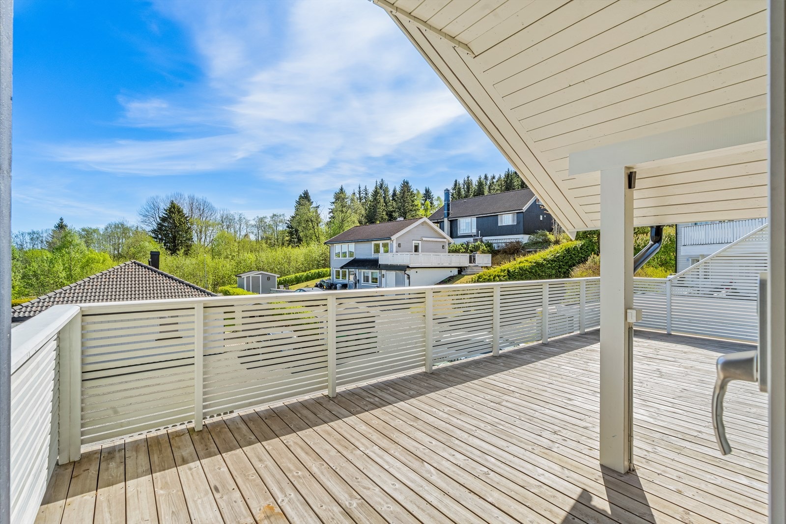 Solrik terrasse med god plass til utemøbler og grill. Her kan sommerdagene nytes fra morgen til kveld. Galleribilde