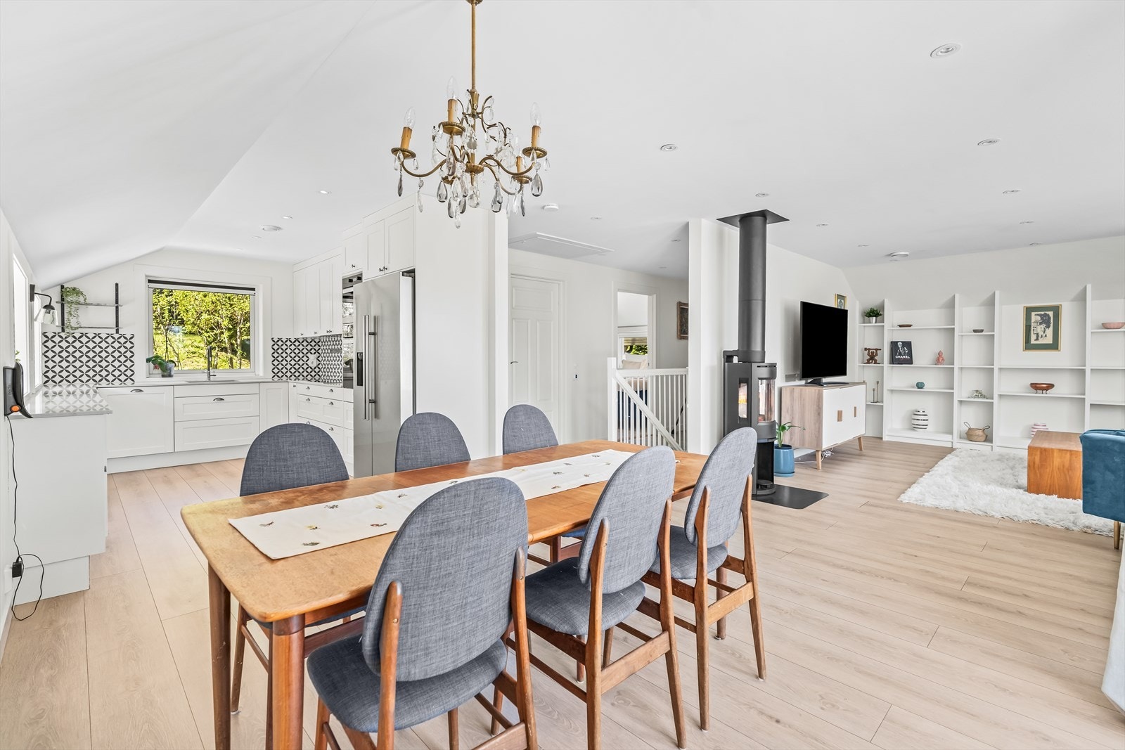 Romslig spiseplass med god plass til hele familien. Den åpne løsningen mot kjøkkenet skaper en sosial og hyggelig atmosfære. Galleribilde