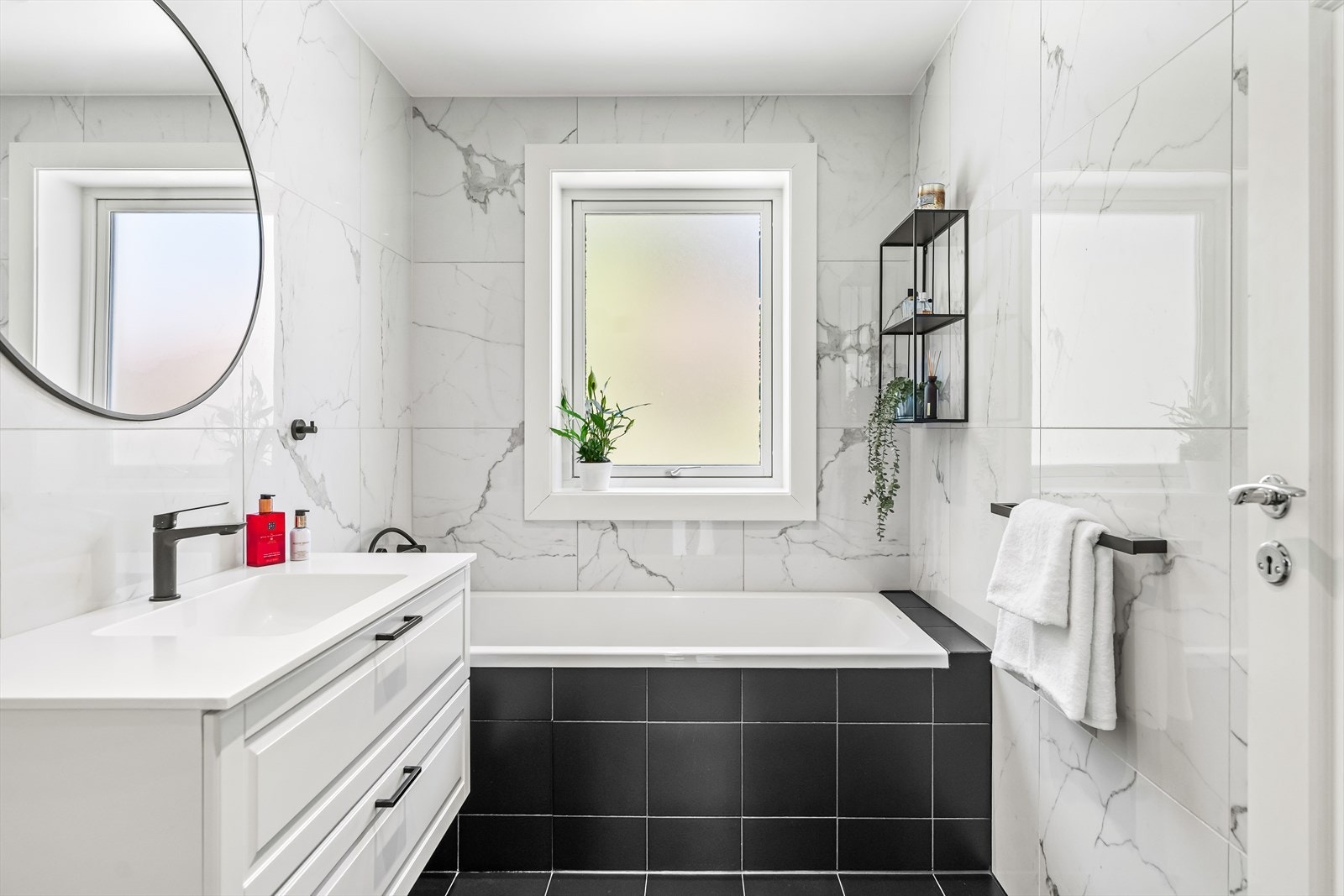 Delikat bad med flislagte overflater og moderne innredning. Badet har en tidløs stil og behagelig atmosfære. Galleribilde