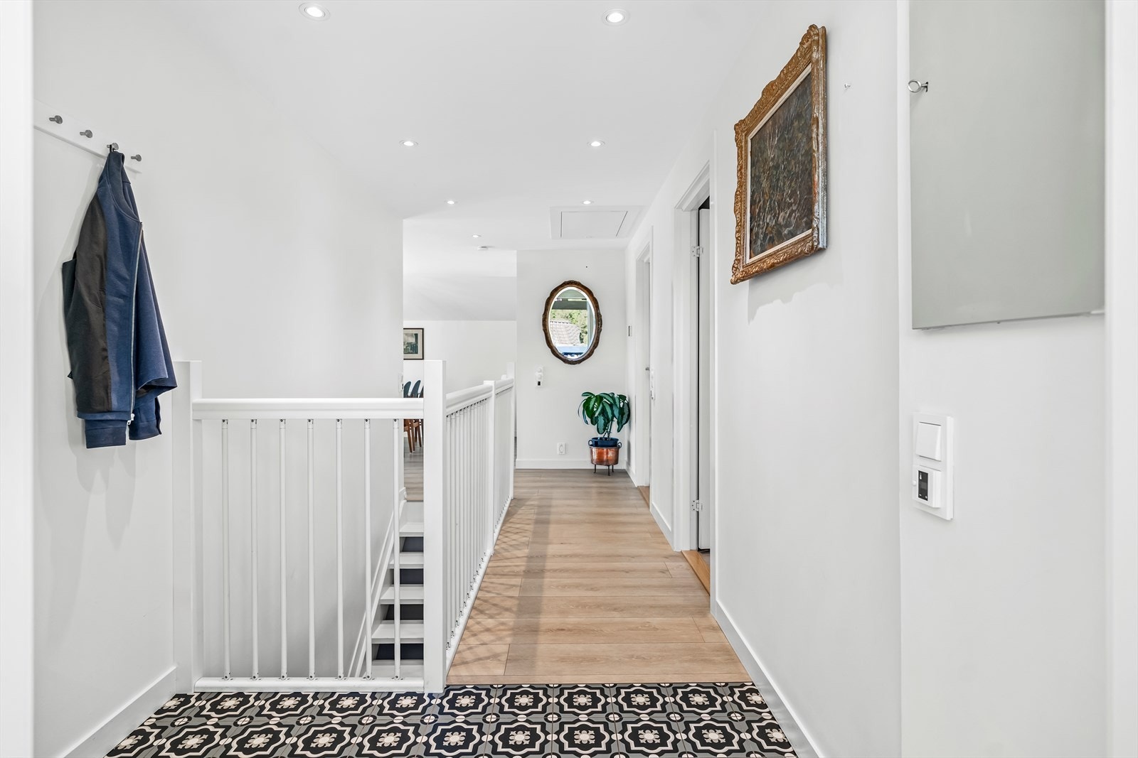 Entréen gir et lyst og hyggelig førsteinntrykk av boligen. God plass til oppbevaring av yttertøy og sko. Galleribilde