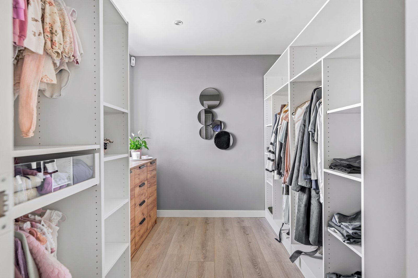 Ett av soverommene er innredet som omkledningsrom. Galleribilde