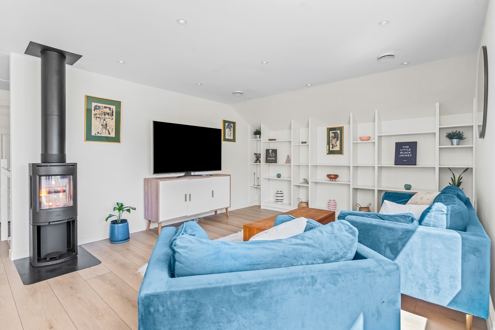 Stuen har en åpen og sosial utforming med naturlig tilknytning til spiseplass og kjøkken. Her er det god plass til både hverdag og hyggelige sammenkomster. Galleribilde