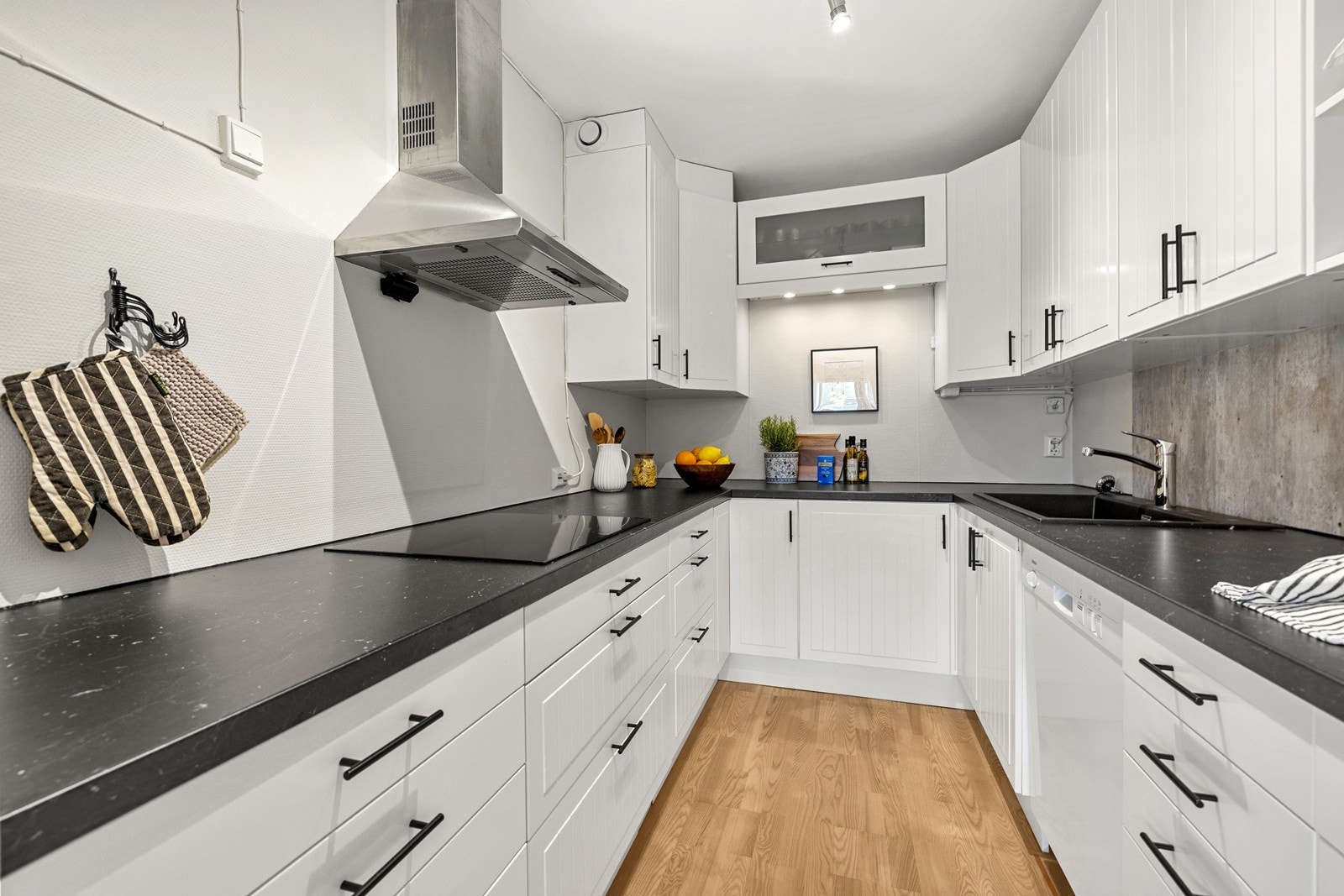 Benkeplaten er i slitesterk laminat, og kjøkkenventilator med kullfilter sørger for avtrekk. Galleribilde