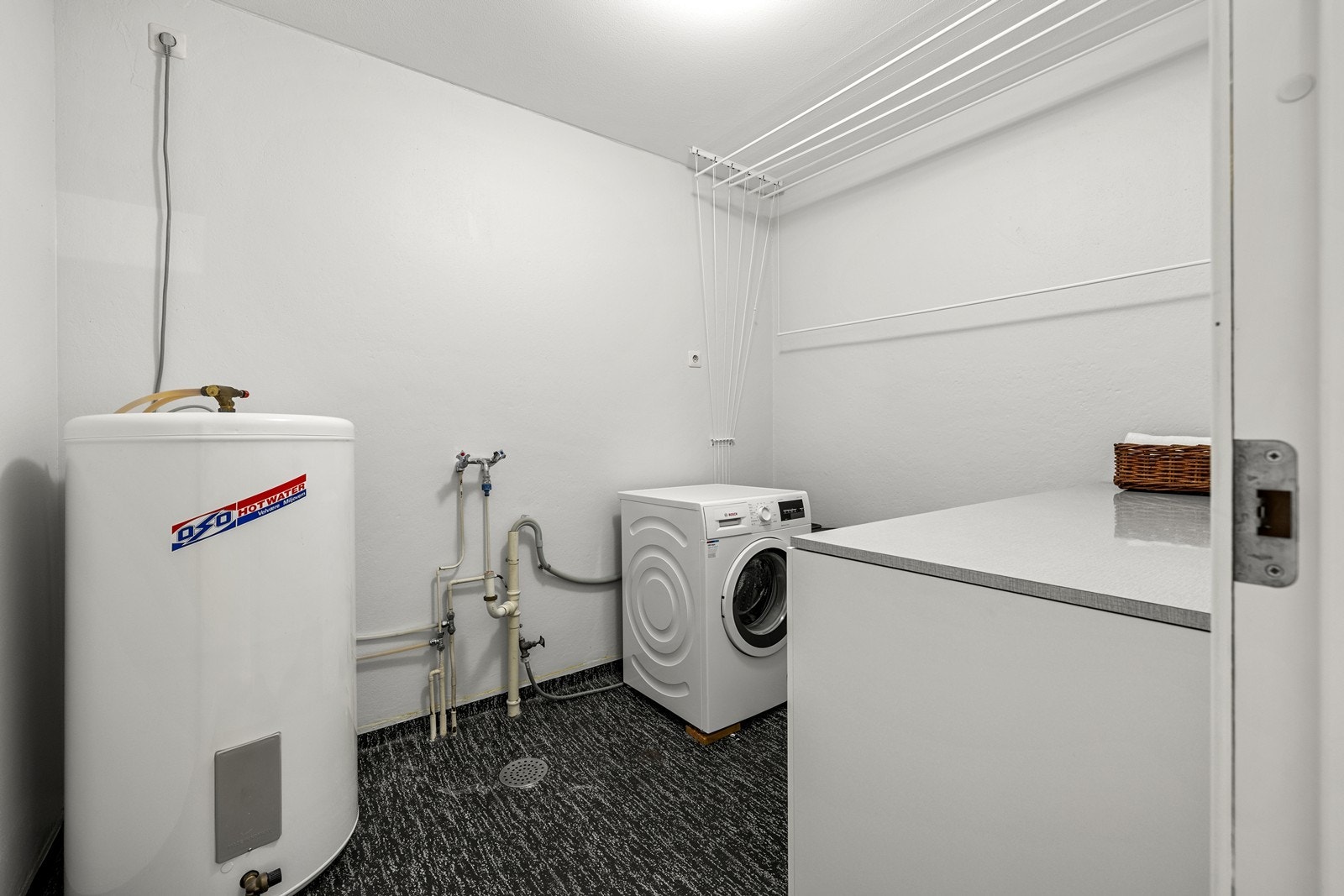 Eget vaskerom med opplegg for vaskemaskin. Galleribilde