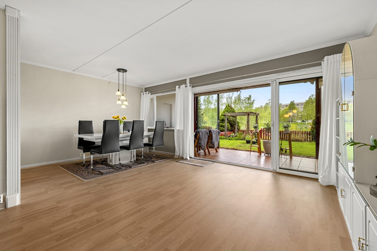 De store vindusflatene og skyvedøren gir en god forbindelse til uteområdet. Galleribilde