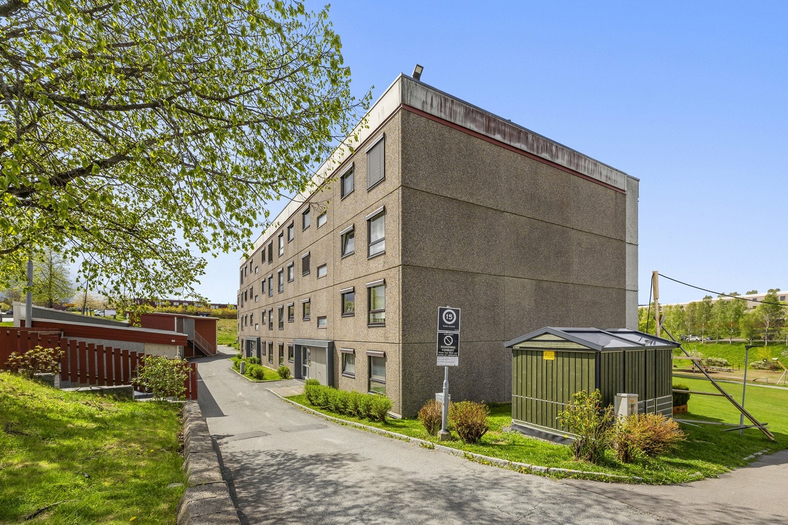 Ytterveggene er kledd med vedlikeholdsvennlige Steniplater. Galleribilde