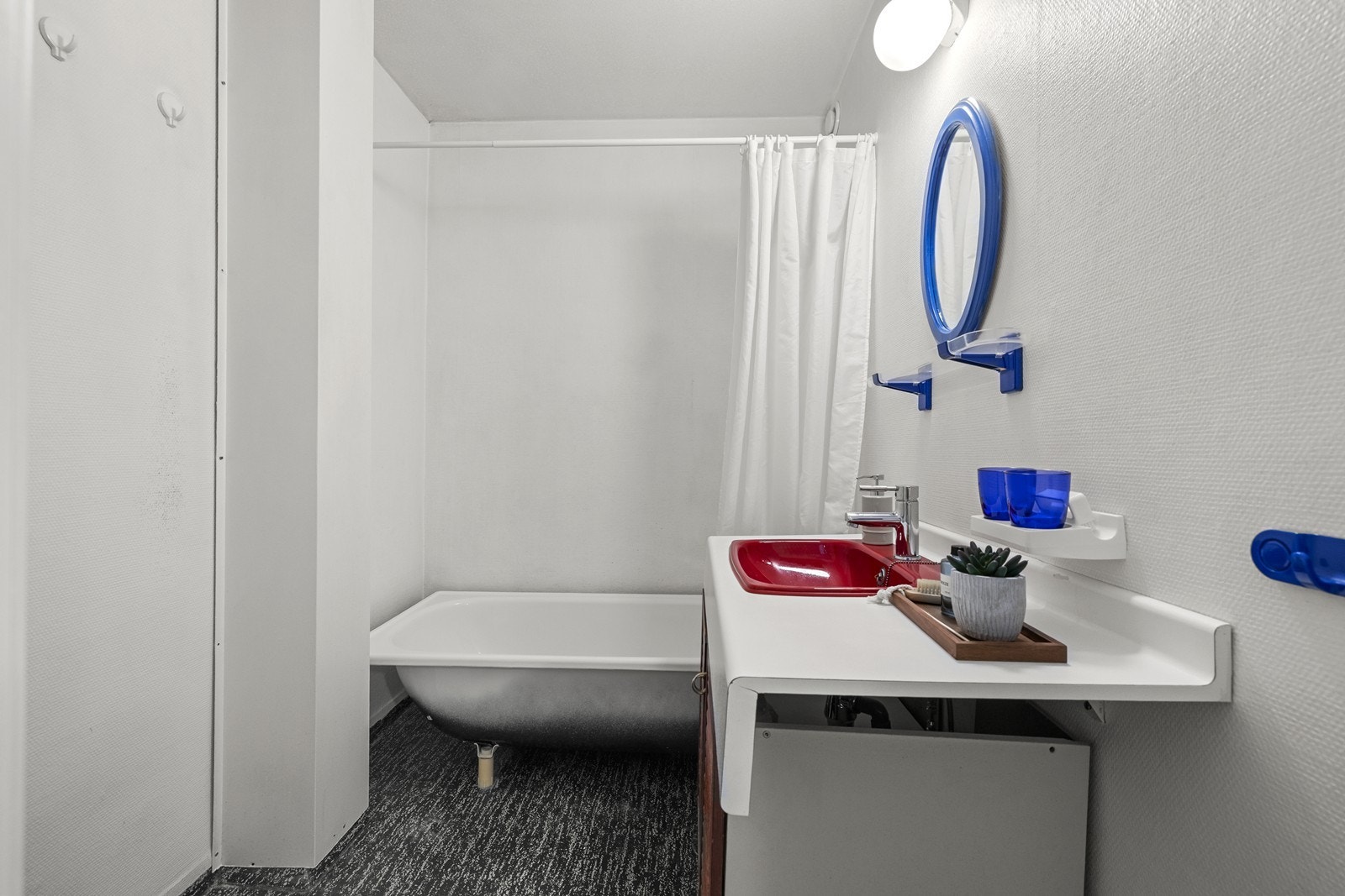 Badet er utstyrt med badekar og innredning med nedfelt servant. Galleribilde