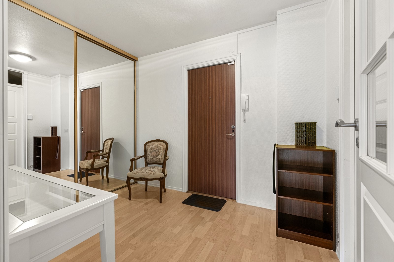 Romslig entré med plass til oppbevaring. Galleribilde