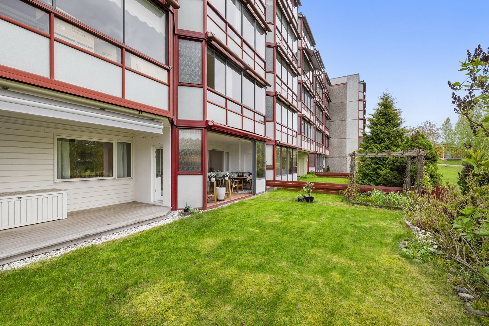 Fra stuen er det utgang til både en innglasset terrasse og en markterrasse, som gir en sømløs overgang til de store, grønne fellesområdene. Galleribilde