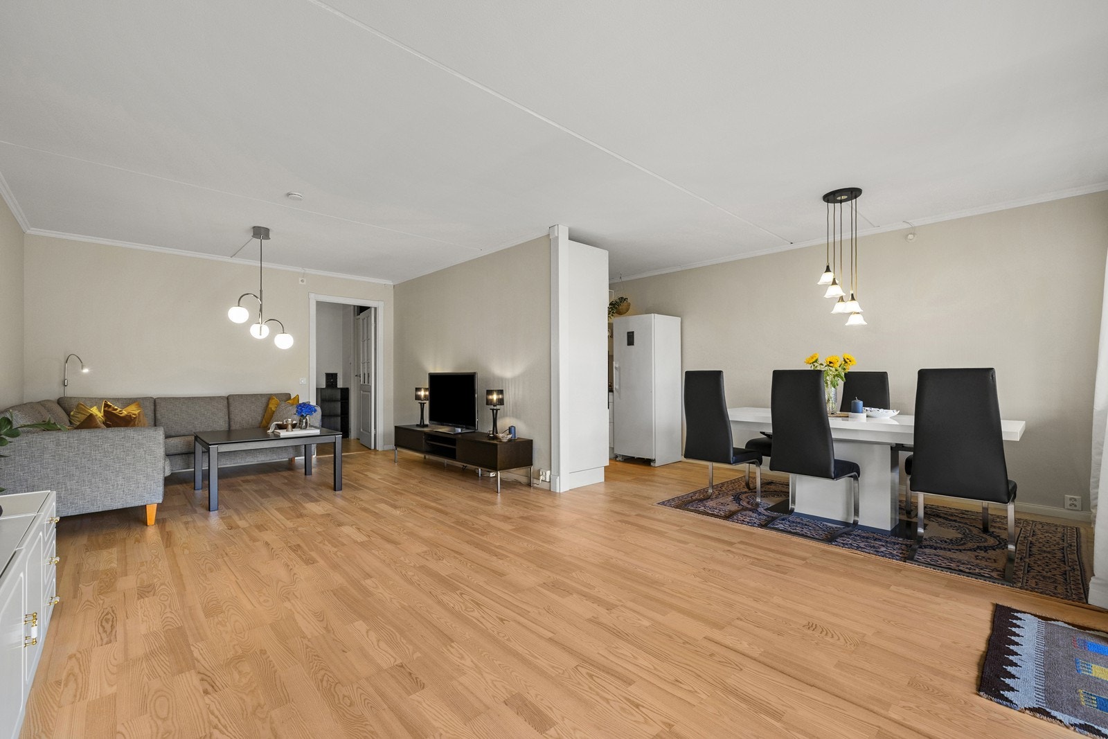 Gulvet er en kombinasjon av parkett og laminat, og de fleste veggoverflater er malte. Galleribilde