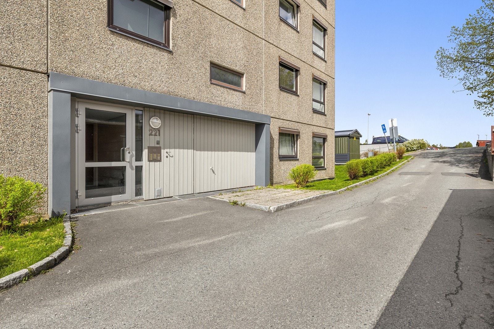 Bygget er oppført med bærende konstruksjoner i betong. Galleribilde