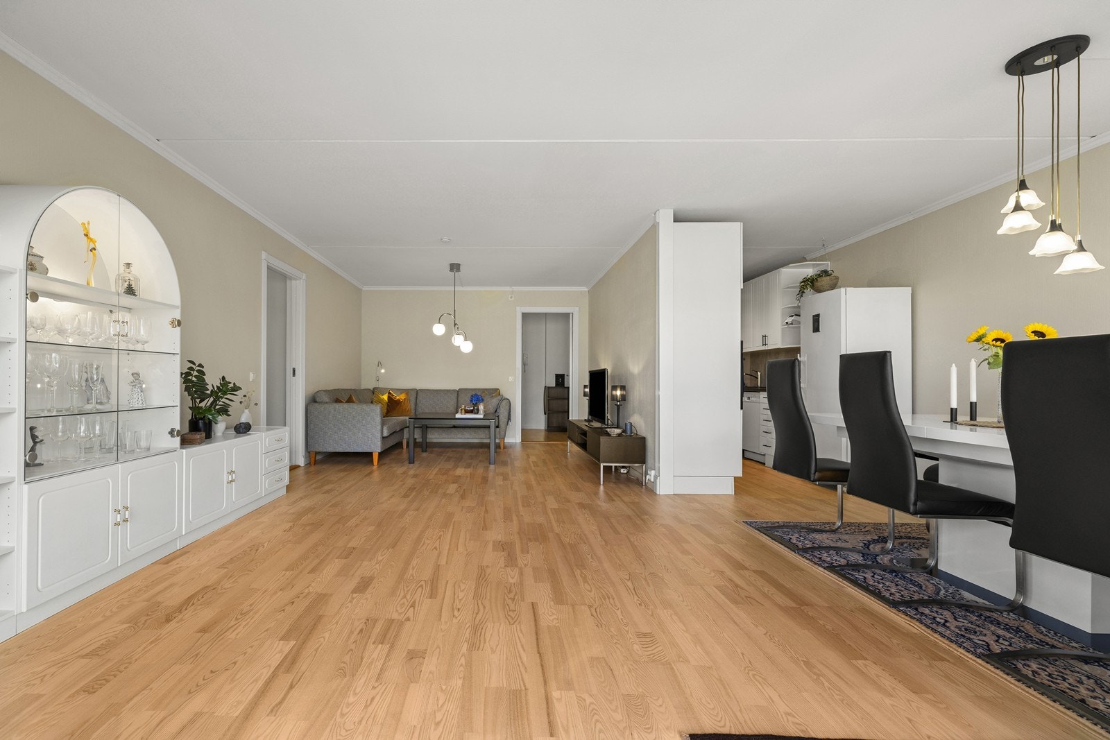 Stuen har en åpen løsning mot kjøkkenet, med god plass til både spisebord og sofagruppe. Galleribilde