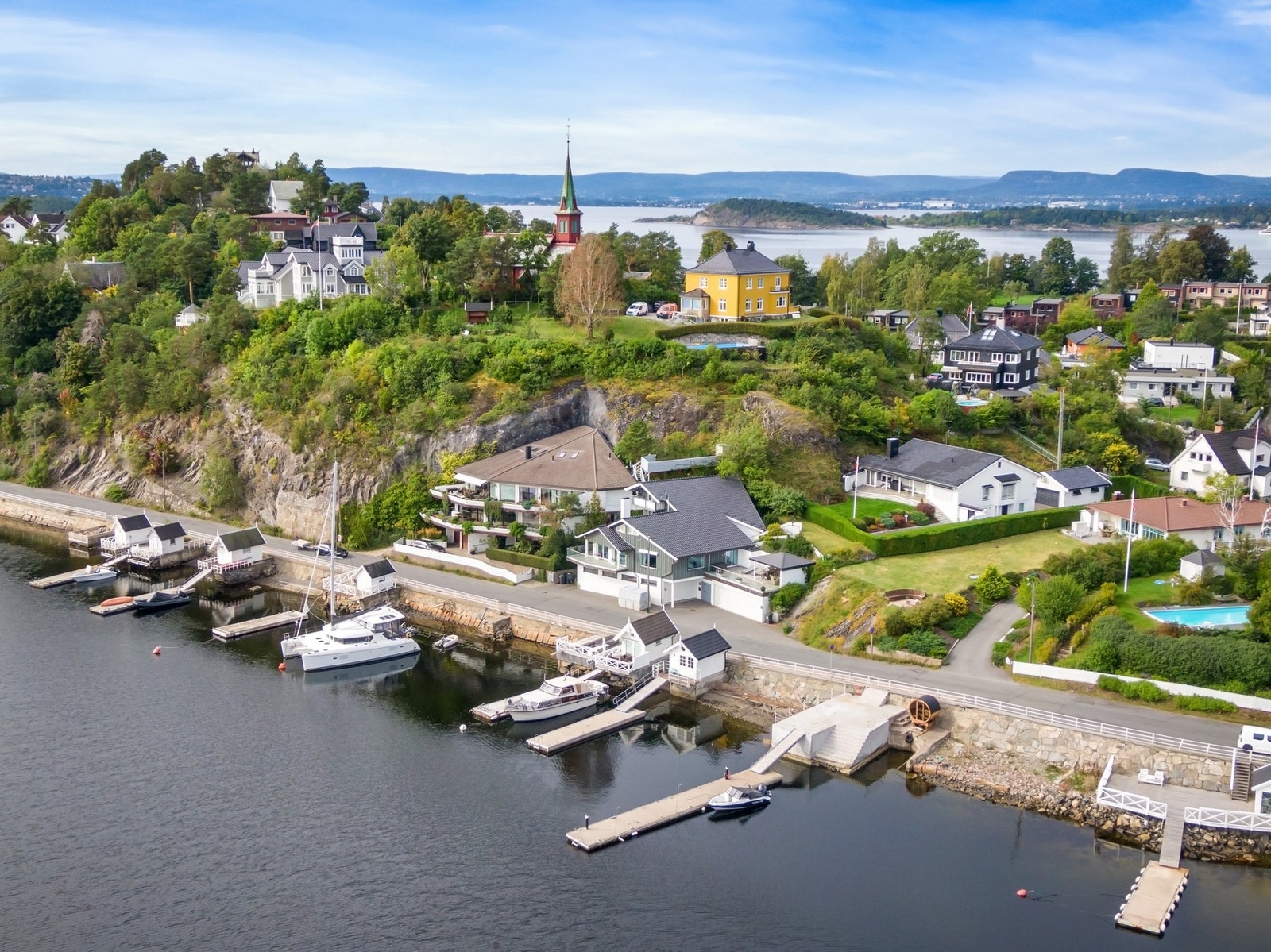 Boligen ligger flott til på Ormøya kun få meter fra Paddehavet Galleribilde