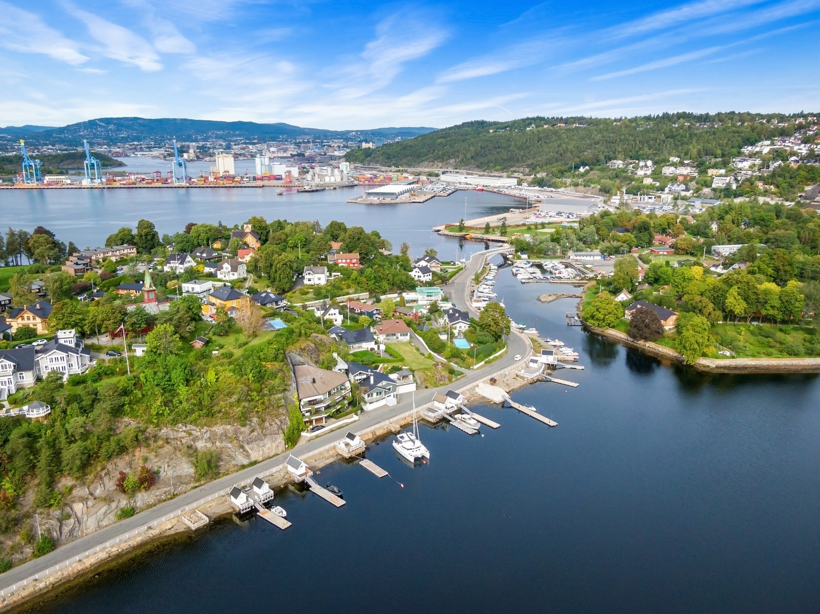 Idyllisk beliggenhet rett ved sjøen og med kort vei til skole og barnehager Galleribilde