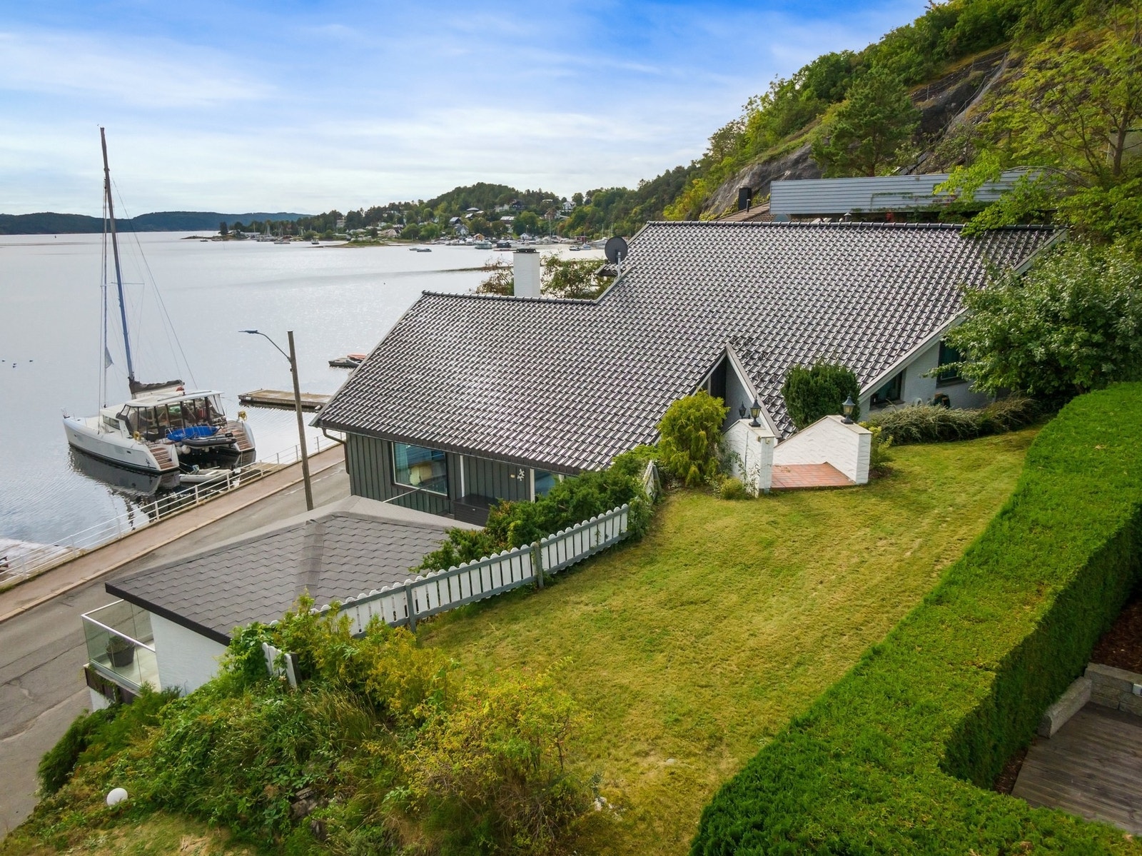 Solrik og flat hage på oversiden av huset Galleribilde