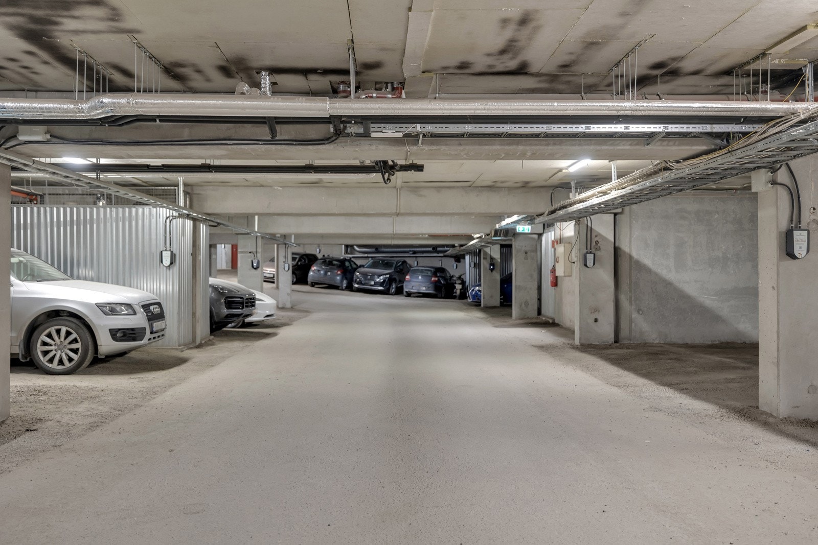Til leilgiheten er det egen plass i felles garasjeanlegg Galleribilde