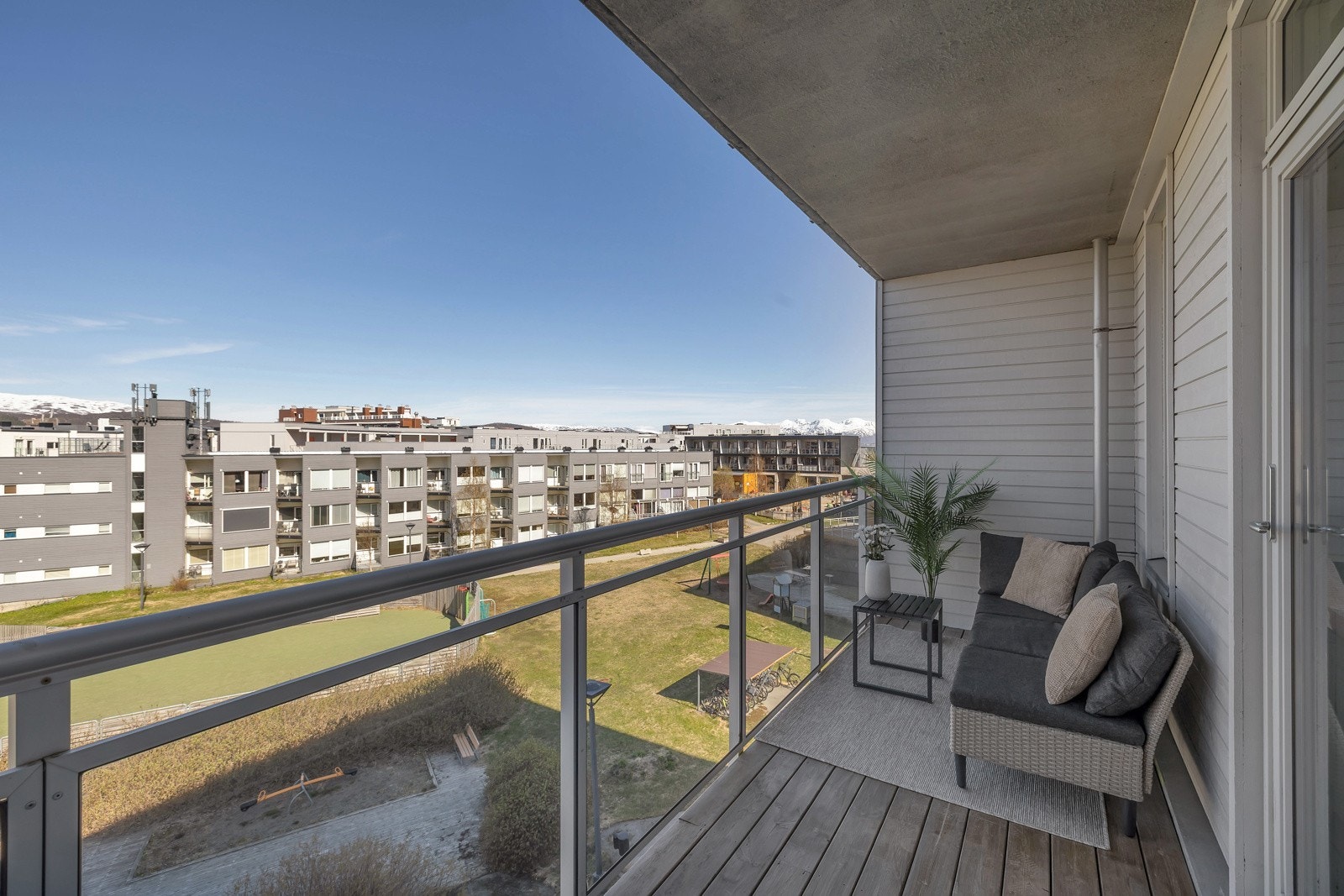 Leiligheten har en solrik, overbygget og lun balkong på 9m2 Galleribilde