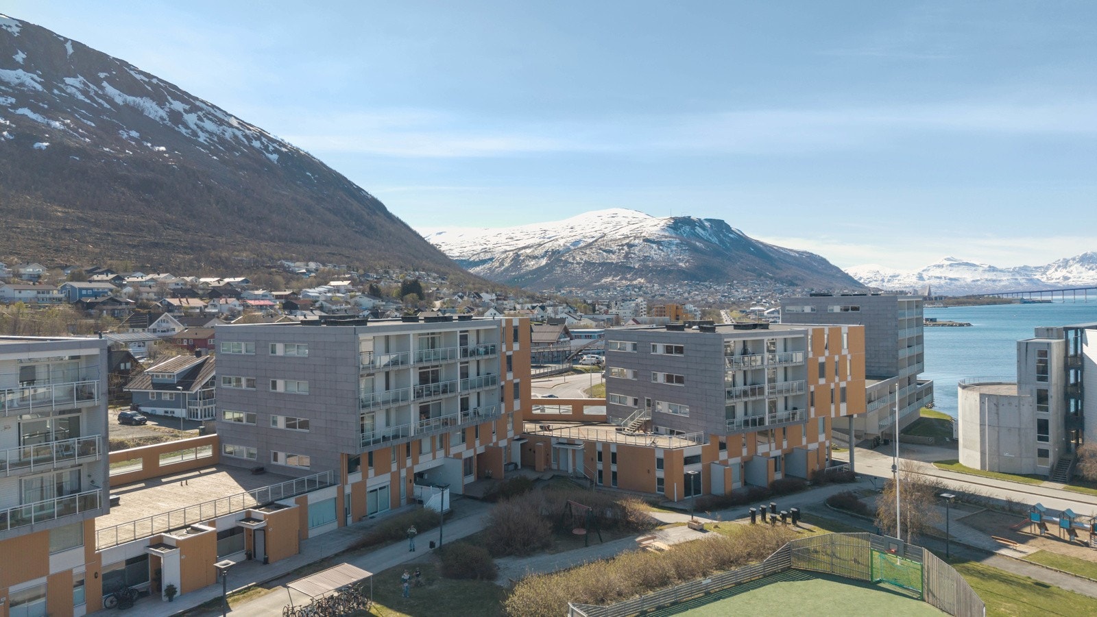 Fra Tomasjordnes 250 er det gangavstand til bl.a. dagligvarebutikk, treningssenter, restauranter m.m. Det er gode bussforbindelser fra busstopp like ved Galleribilde
