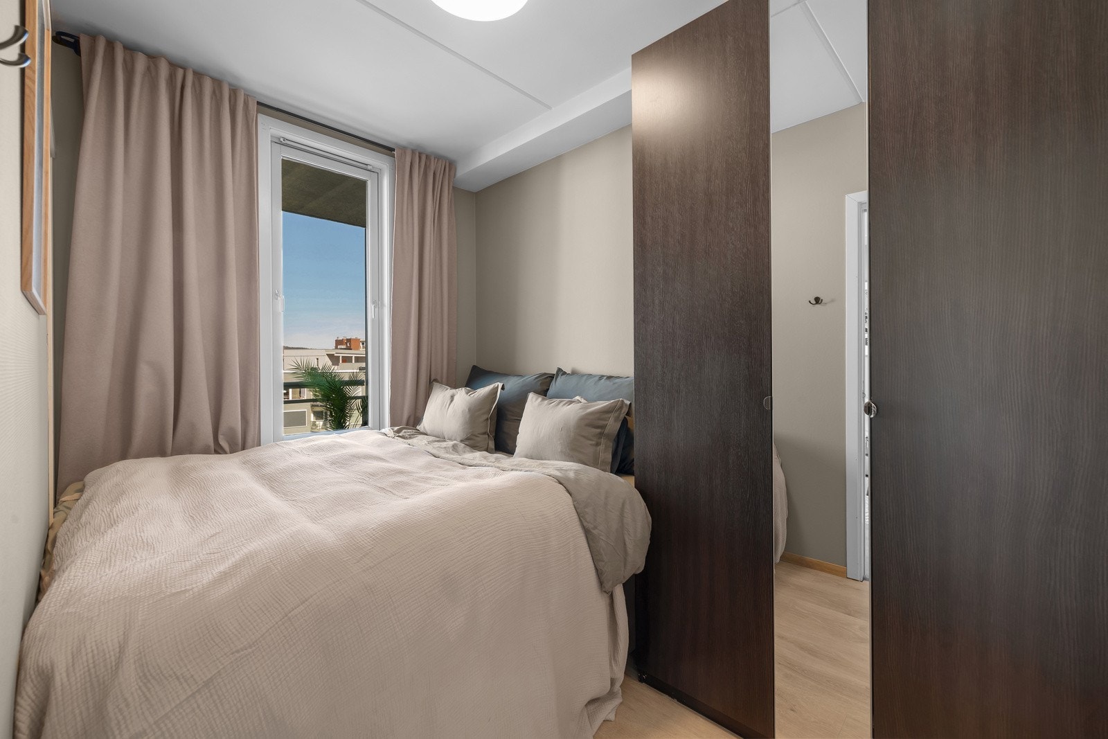 Lekkert soverom med plass til både dobbeltseng og garderobe Galleribilde
