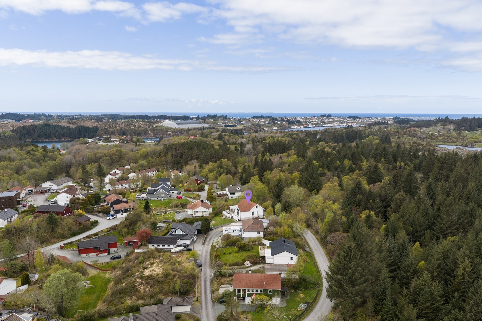 - Det er ca. 2,3 km til Kopervik skole, ca. 1,6 km til nærmeste barnehage og ca. 4,7 km til Kopervik sentrum - Galleribilde