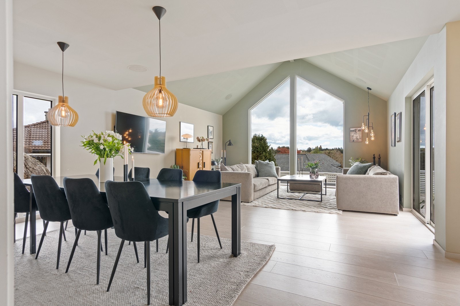 - Romslig familiebolig på 220m2 og stor tomt på 921m2 - Galleribilde