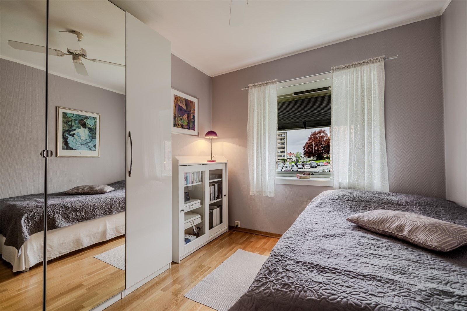 Soverom med garderobeskap med speilfronter Galleribilde