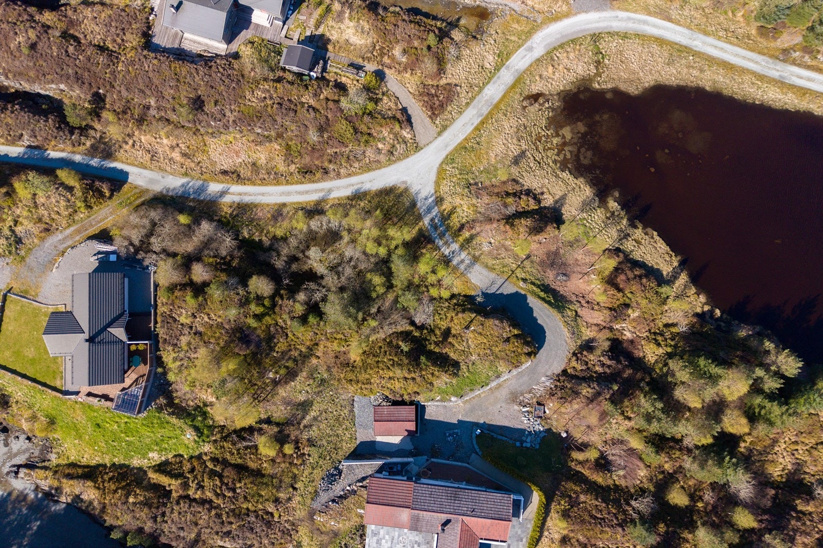 Hyttetomten ligger landlig til i etablert hyttefelt. Privat vei til tomtegrense. Galleribilde