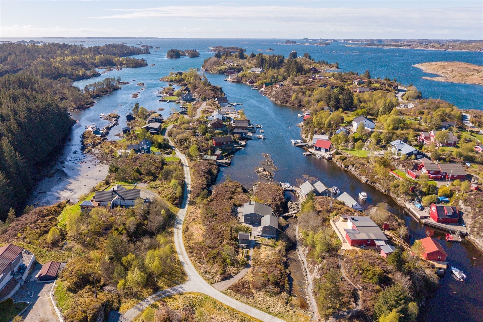 Det er tilkomstvei til hyttene, men de har laget en større parkeringsplass ved innkjørsel til neset med 1 fast plass. Galleribilde
