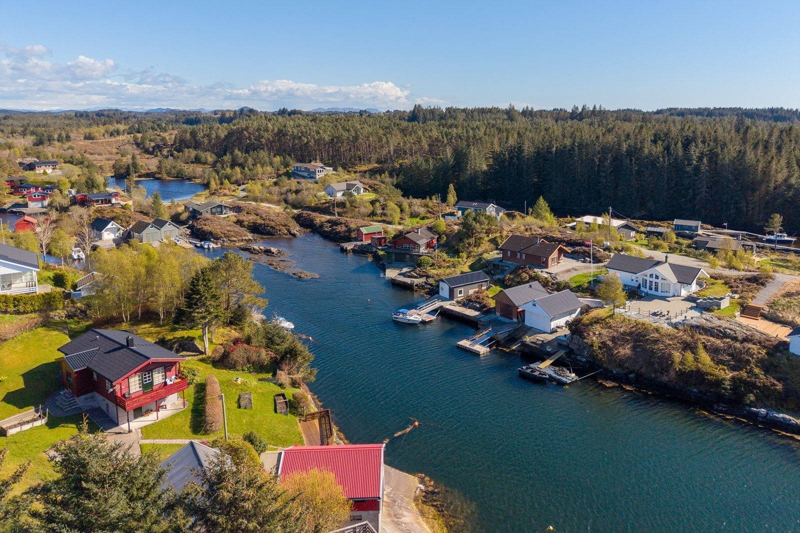 Tomten ligger på Ospeneset på Radøy. Rossneset like ved. Meget koselig og idyllisk plass. Galleribilde