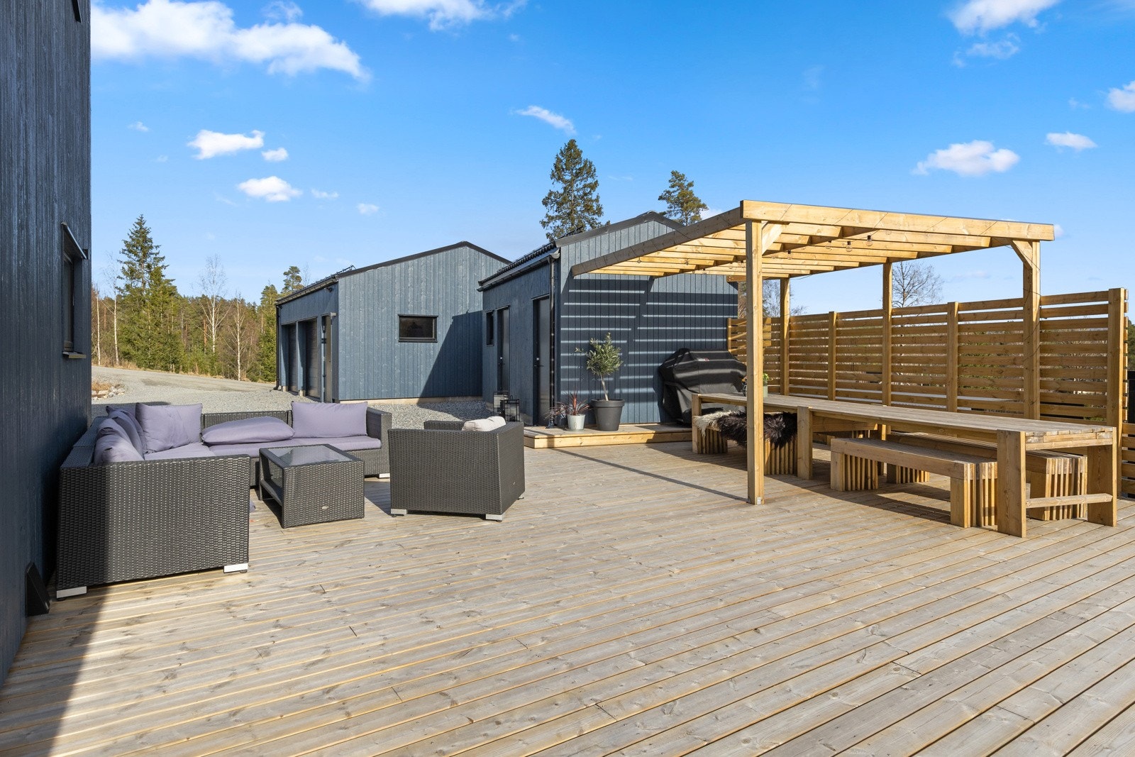 Det er etablert en stor sydvestvendt markterrasse på hele 149 kvm, hvor man kan nyte fantastiske solforhold fra morgen til kveld. Det er satt opp en flott pergola inntil uteboden. Galleribilde