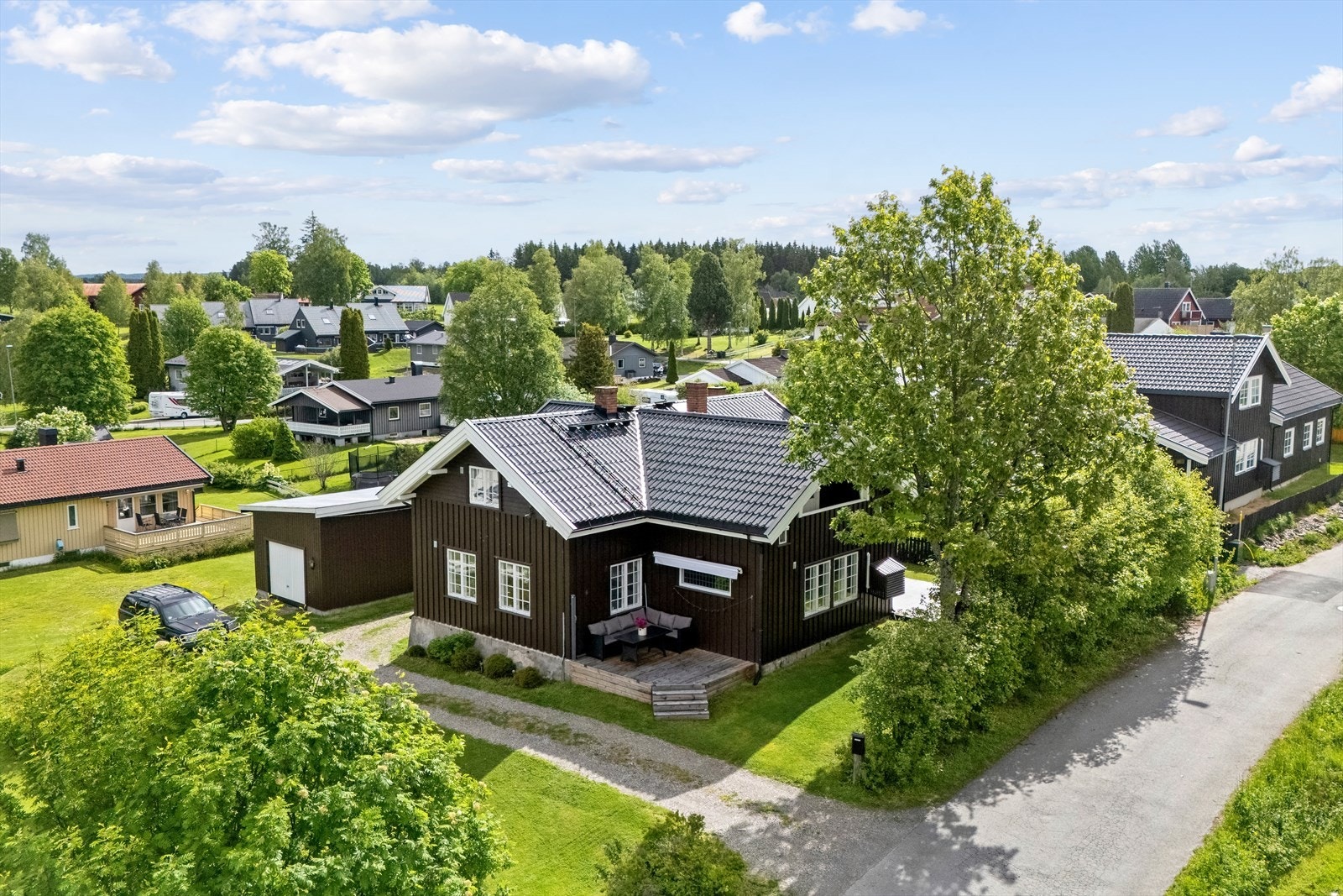 Eneboligen ligger fint plassert på en solrik og lettstelt tomt på 1186 kvm. Galleribilde