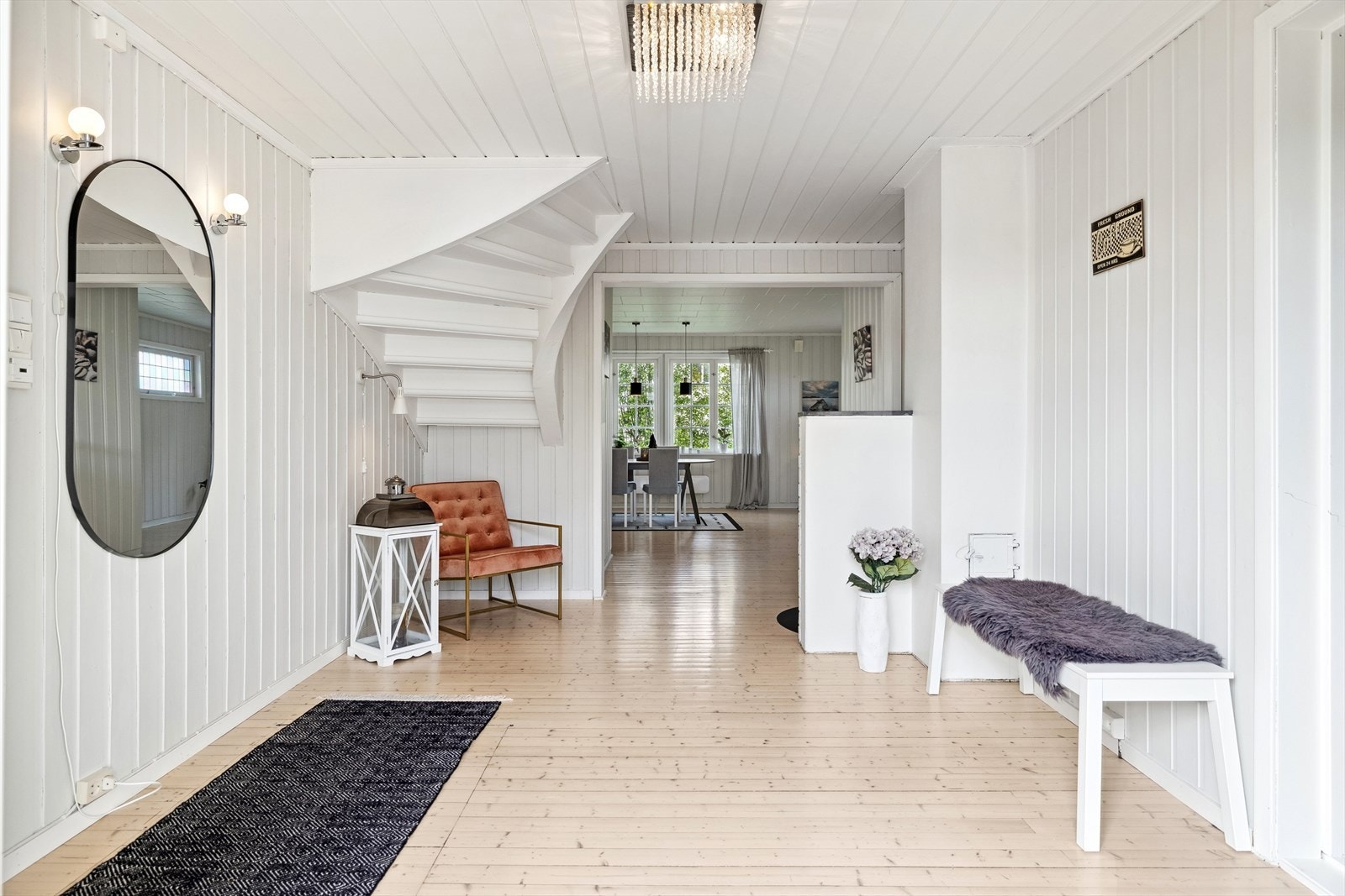 Boligens entre er stor, luftig og innbydende. Galleribilde