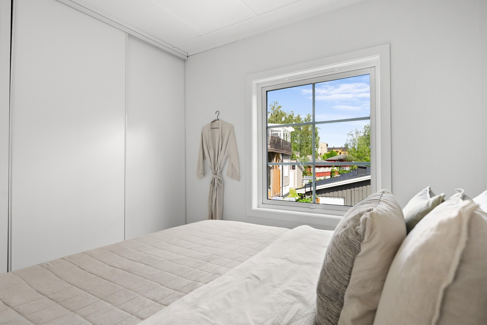 Skyvedørsgarderobe på en vegg Galleribilde