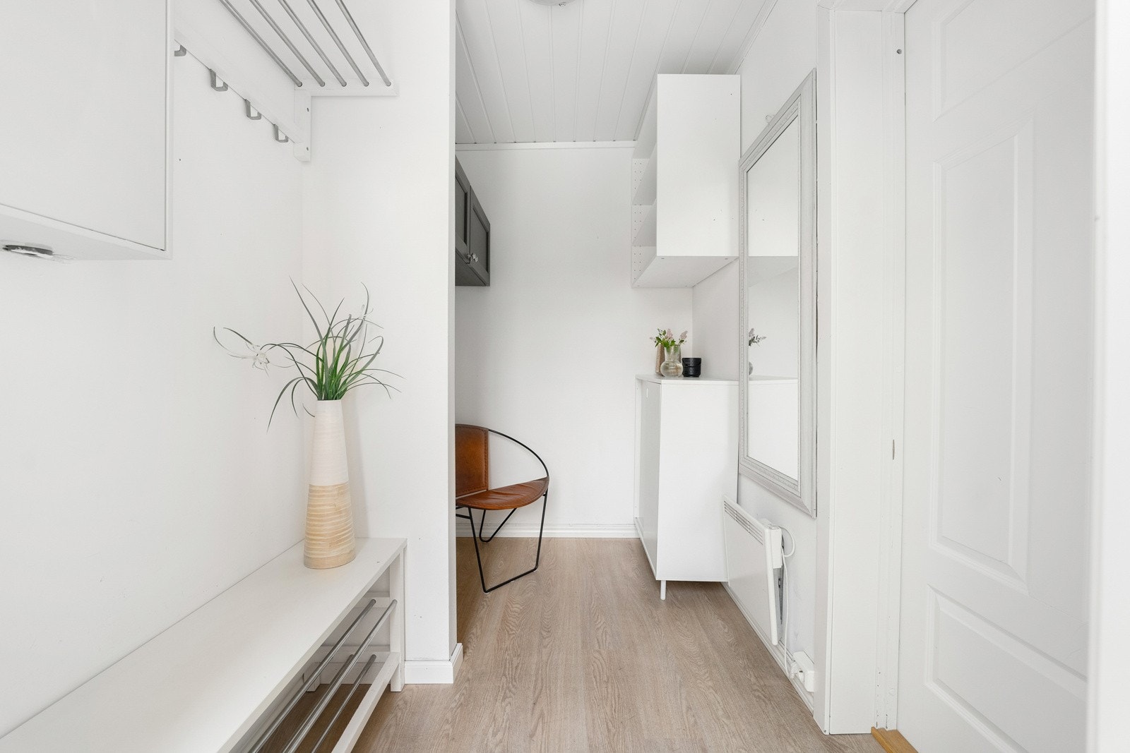 Entré i første etasje med god plass til yttertøy og sko Galleribilde