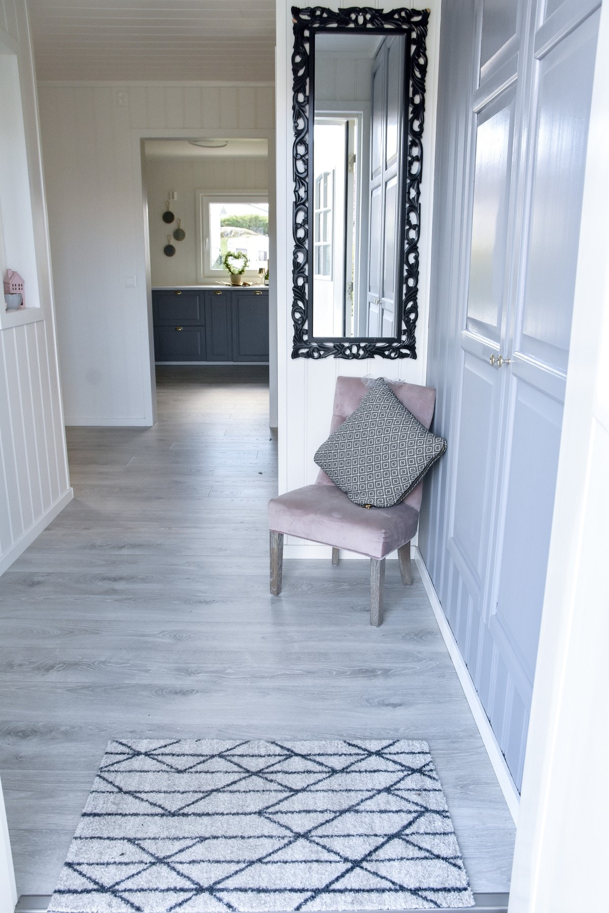 Inngangen har godt med garderobe Galleribilde
