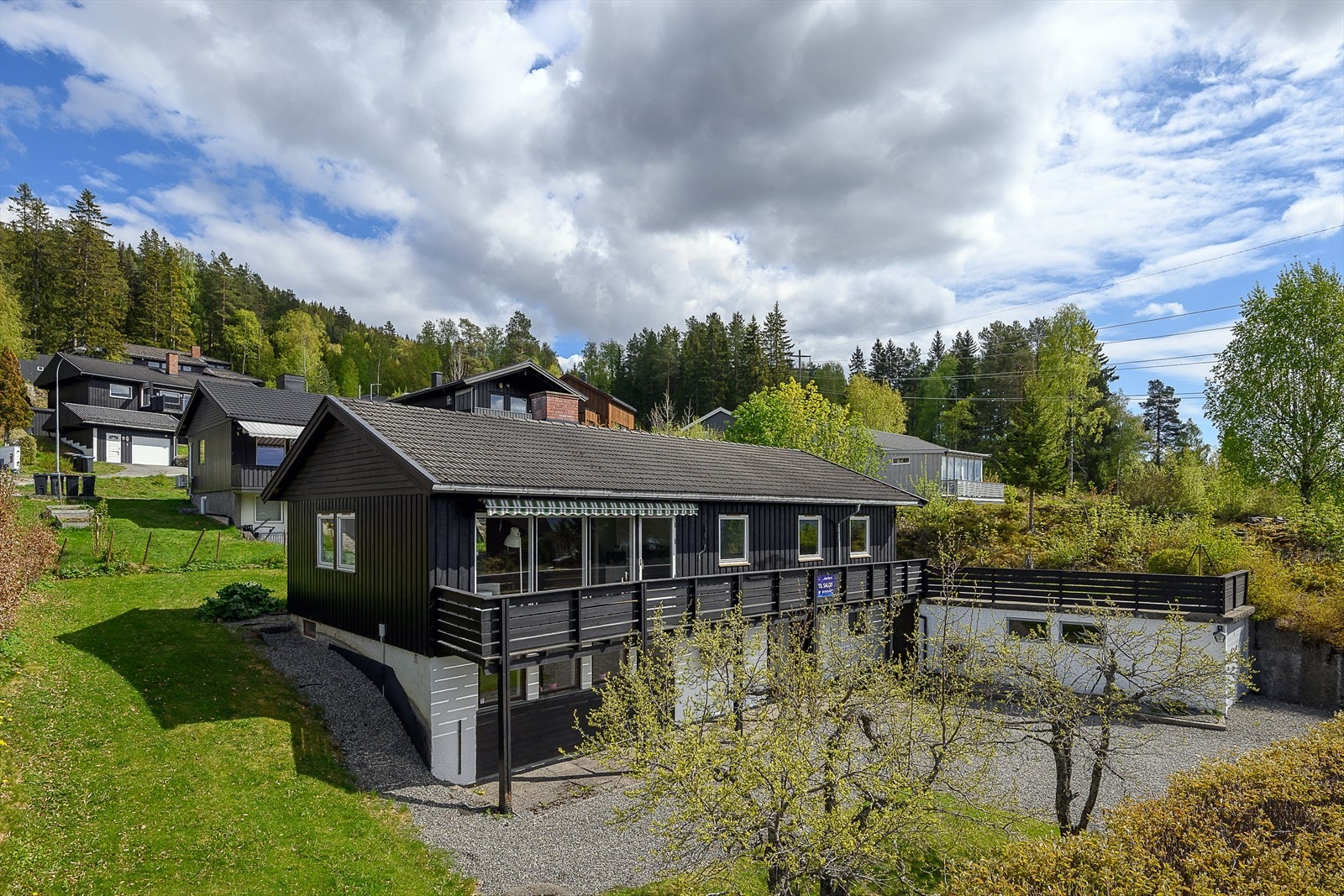 Enebolig som fremstår som godt vedlikeholdt. Svært attraktiv og familievennlig beliggenhet i Lillehammer. Galleribilde