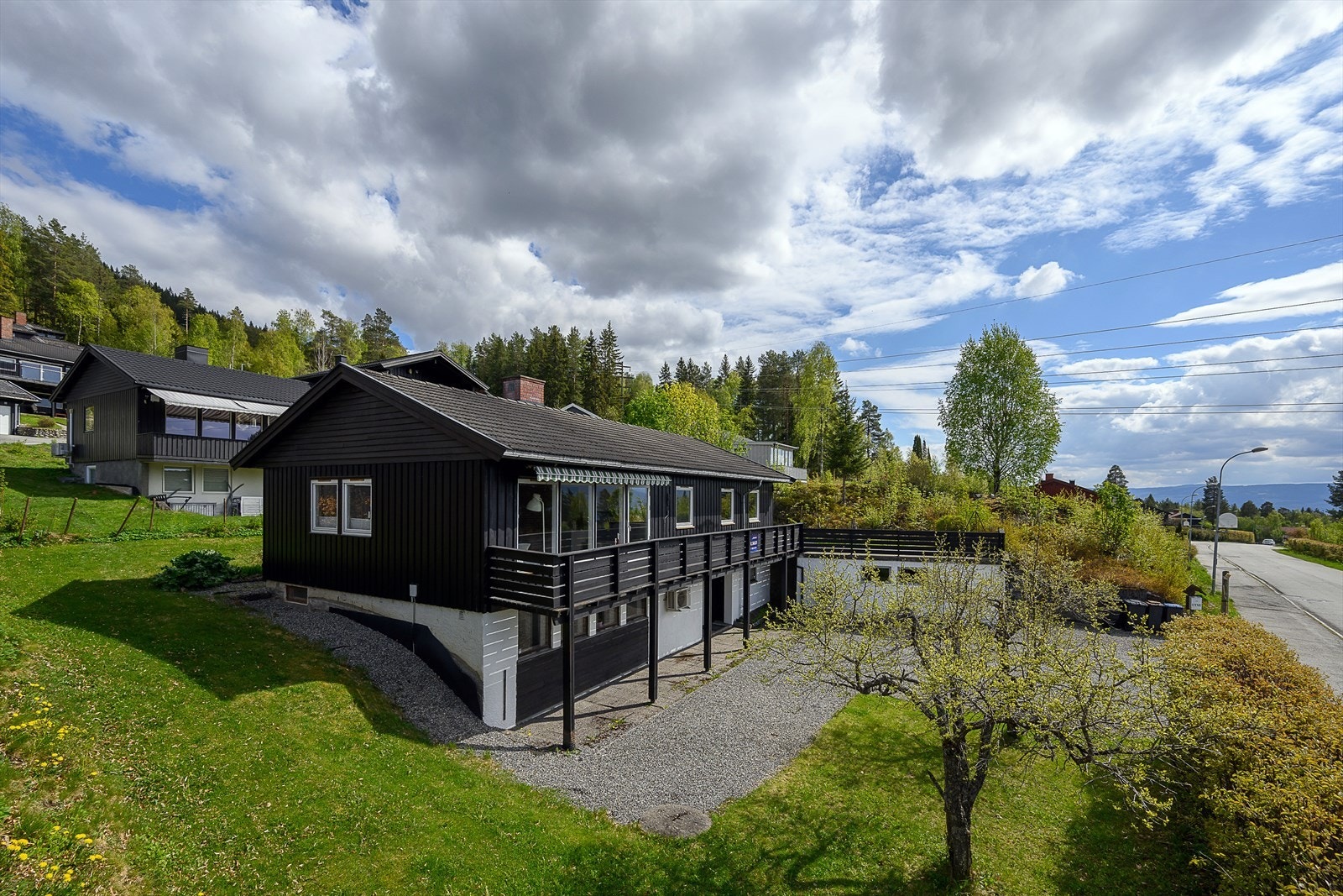 Boligen ligger i et rolig og lite traffikert område, med gode bussforbindelser og nærhet til skoler og barnehager. Galleribilde