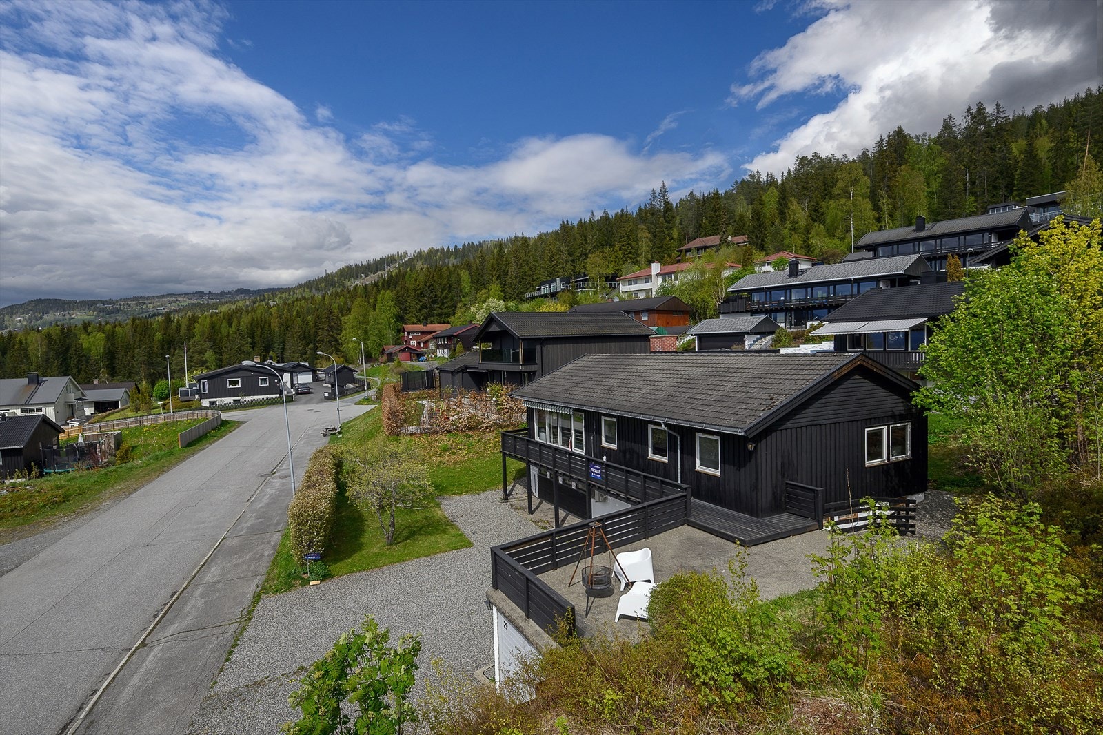 Eiendommen ligger høyt og solrikt til i den øvre delen av Nybu med fin utsikt. Galleribilde