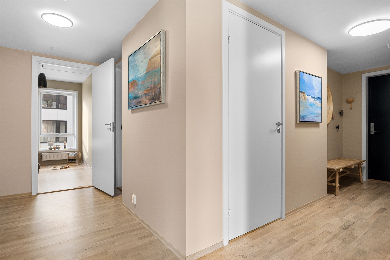 God plass til yttertøy og sko i den luftige gangen. I leiligheten er det også en innvendig bod som gir ekstra oppbevaring. Galleribilde