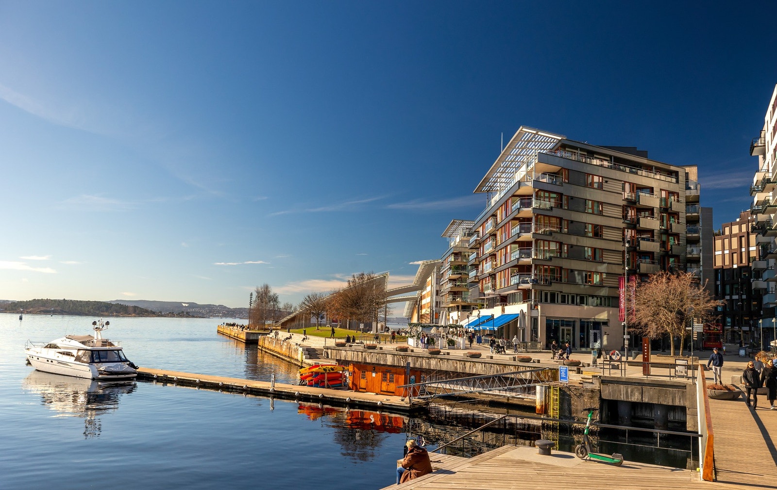 Leiligheten ligger i et maritimt og attraktivt område på Tjuvholmen - i hjertet av Oslos moderne øyrike, som strekker seg ut fra Aker Brygge og danner en arkitektonisk perle langs sjøen. Galleribilde