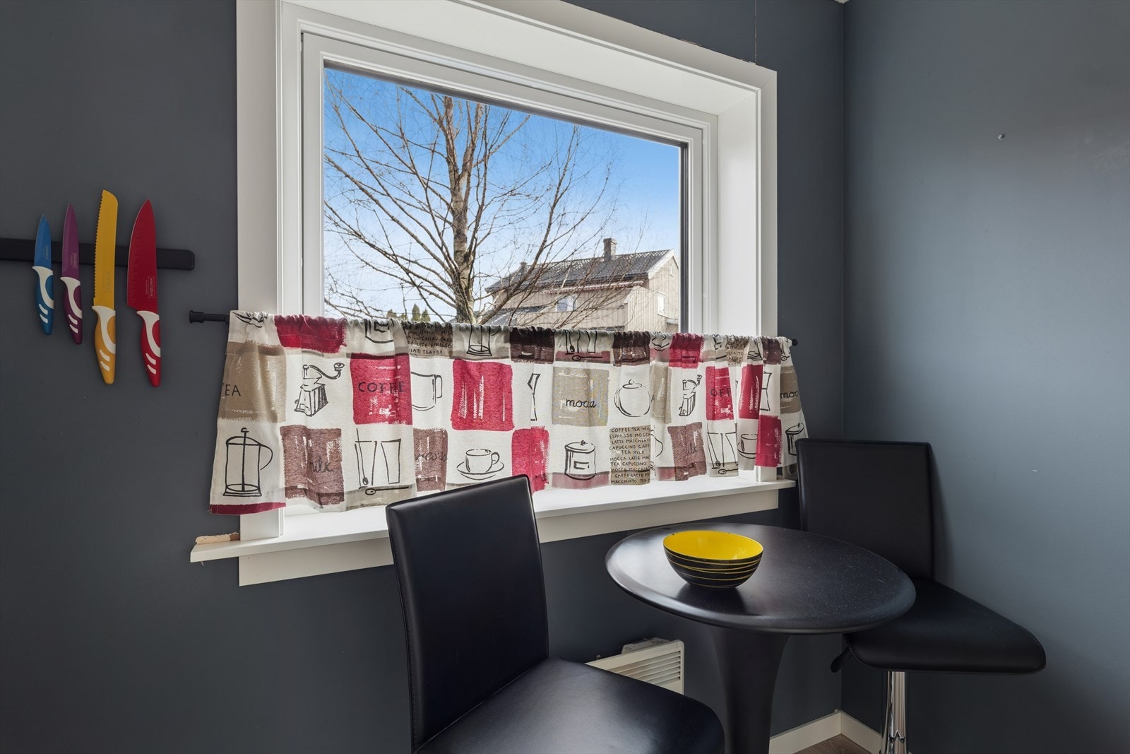 Dette er et praktisk rom hvor man har alt man trenger samt plass til et lite babord hvor morgenkaffen inntas Galleribilde
