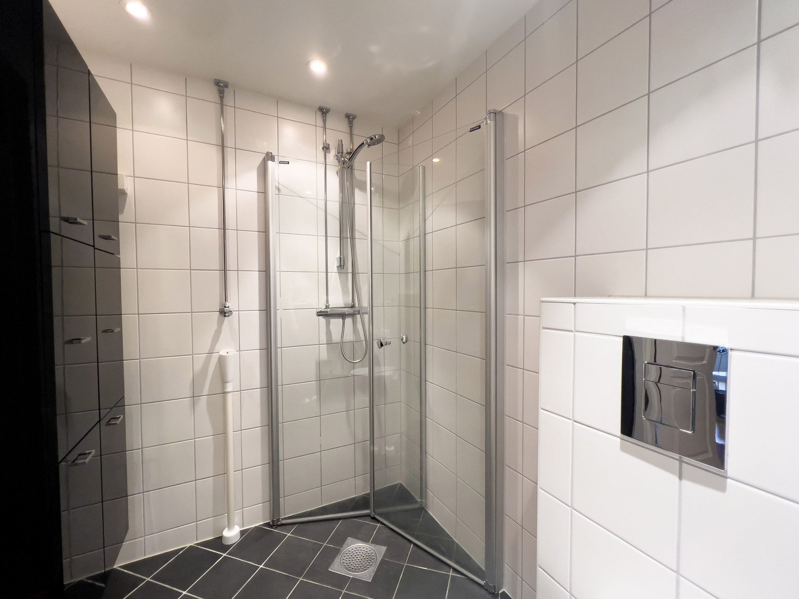 Pent flislagt bad fra 2012 i regi av borettslaget. Badet har varme i gulv, opplegg for vaskemaskin, toalett, dusjhjørne og servant med innredning. Galleribilde
