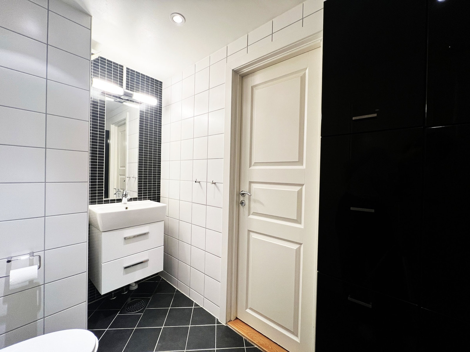 Pent flislagt bad fra 2012 i regi av borettslaget. Badet har varme i gulv, opplegg for vaskemaskin, toalett, dusjhjørne og servant med innredning. Galleribilde