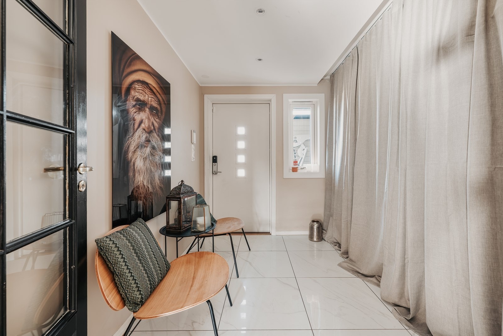 Her har man også mulighet til å sette inn skyvedørsgarderobe om ønskelig. Det er fliser på gulvet med gulvvarme. Galleribilde