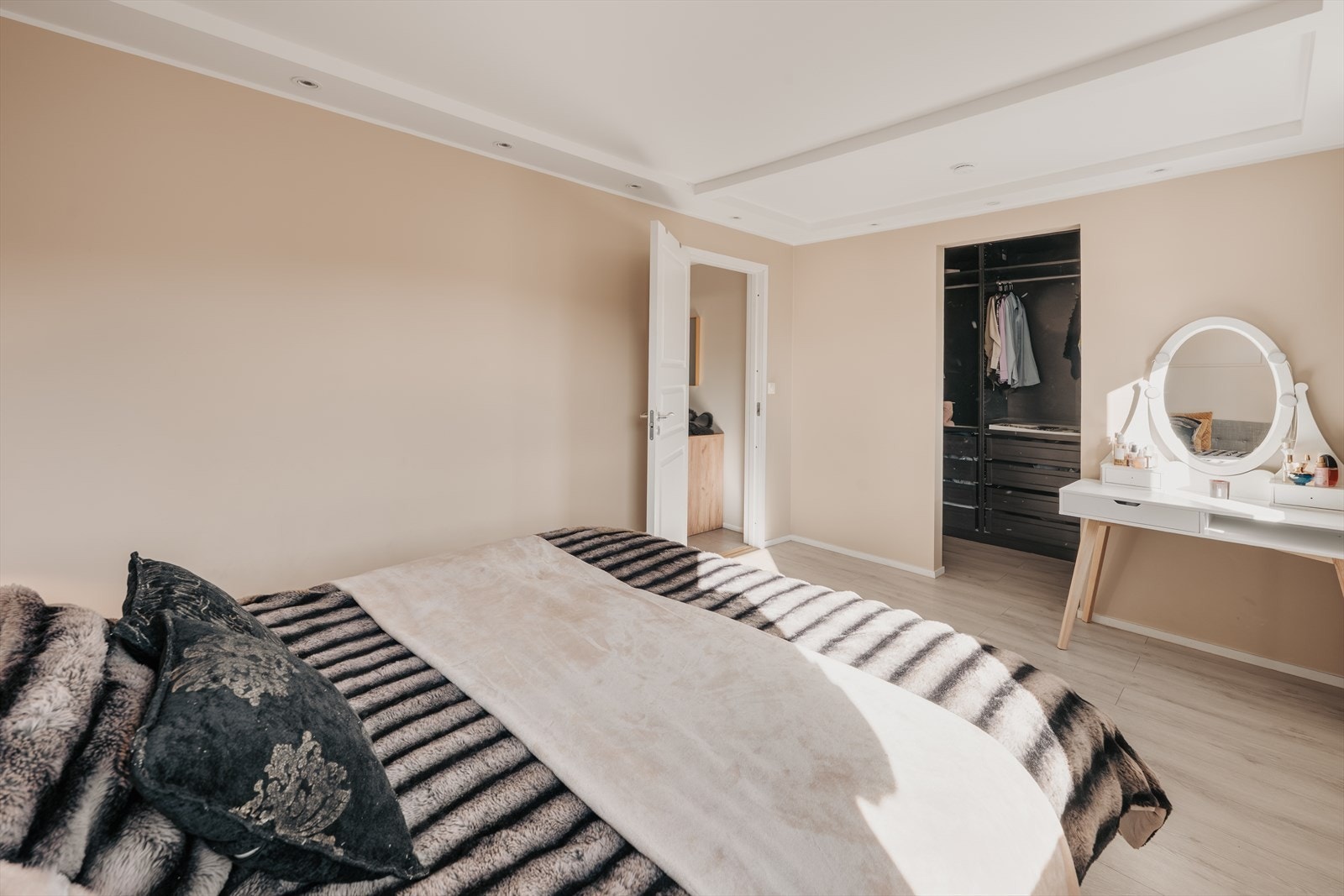 Hovedsoverommet er tilknyttet eget baderom og walk-in garderobe. Galleribilde