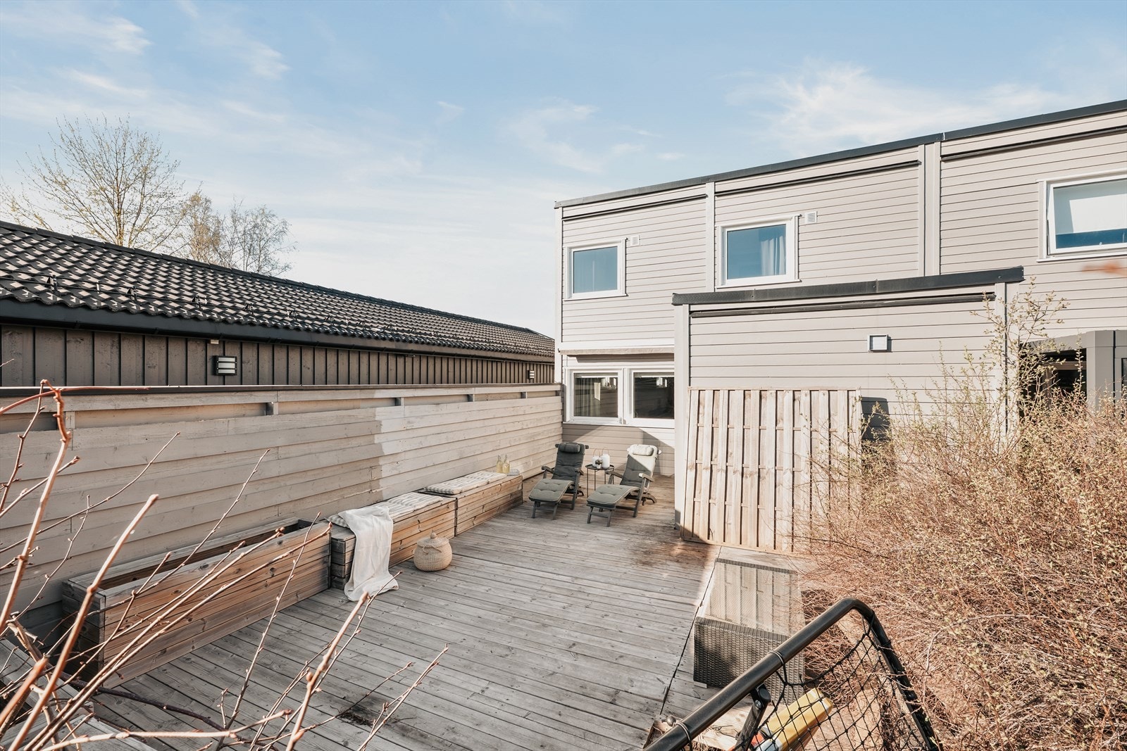 Fra stuen er det utgang til en markterrasse på ca. 32,2 kvm. Her er det god plass til utemøbler, beplantning og grill. Galleribilde