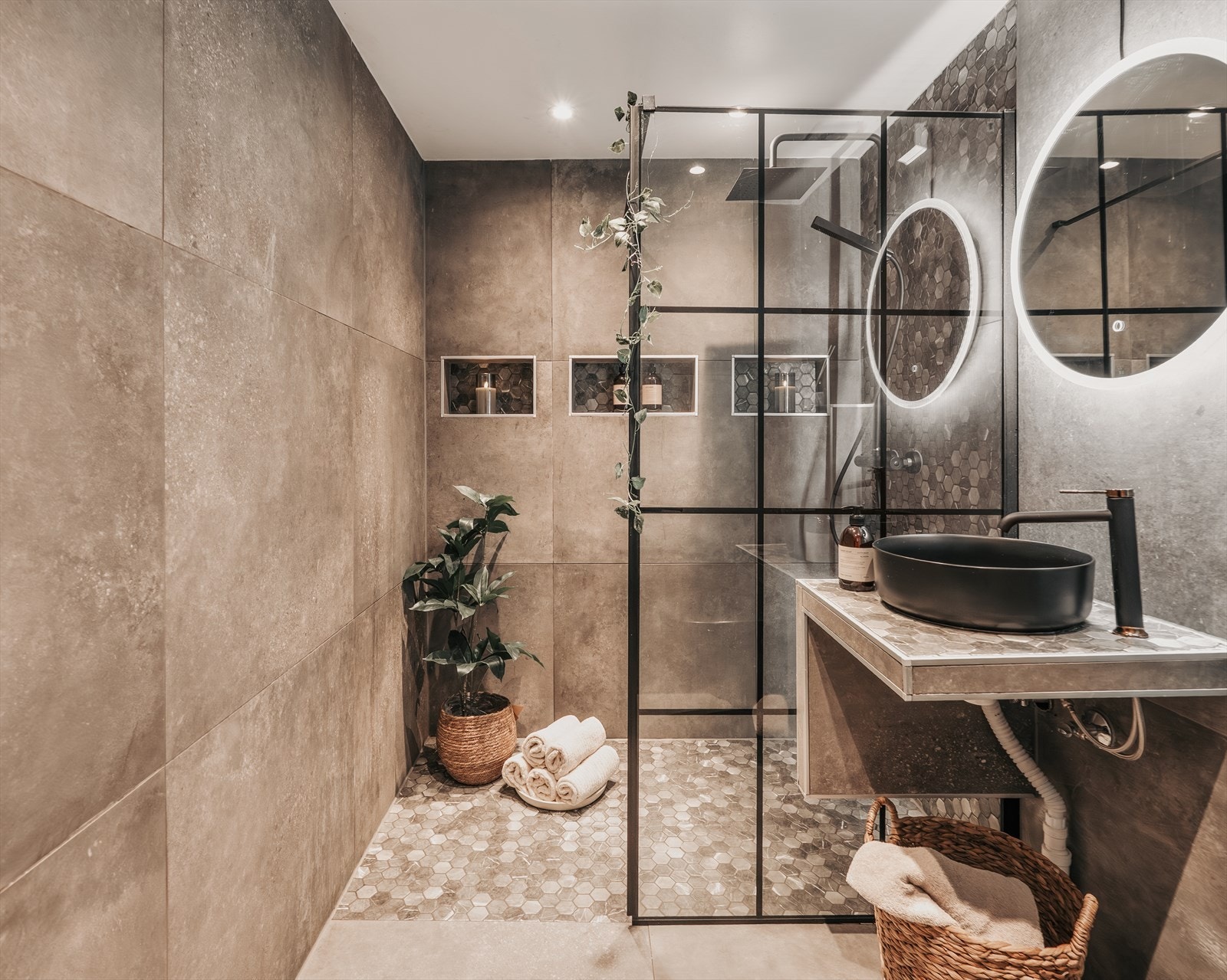 Badet i 2.etg er tilknyttet hovedsoverommet. Badet er et lekkert, helfliset baderom med plassbygget servant hylle med servant bolle, og rundt speil over. Galleribilde
