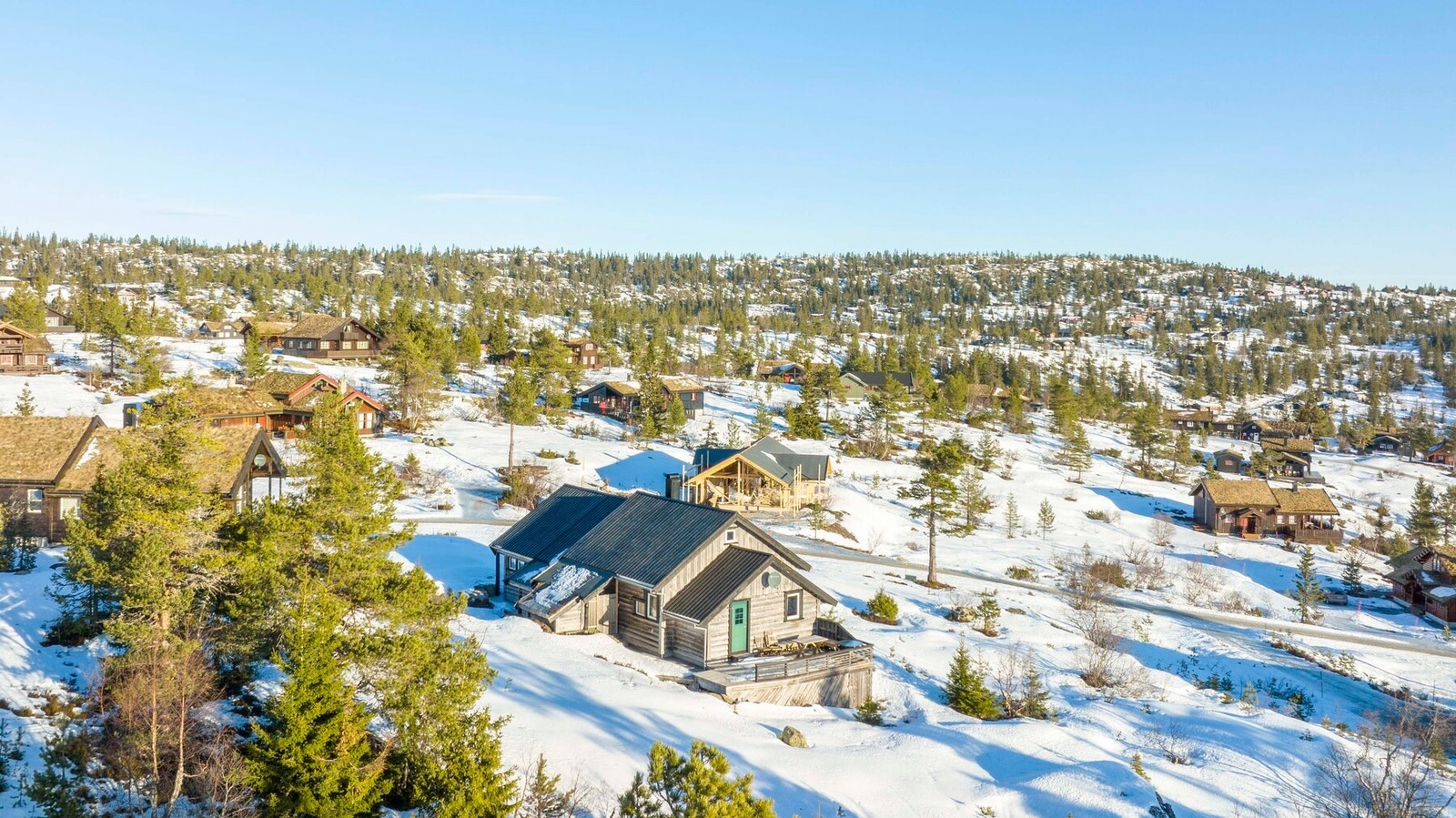 På snørike vintre kan skiføret vare helt til mai. For alpint finnes det familievennlige Kyrkjebygdheia skisenter like i nærheten, i tillegg til gode alpinanlegg på Gautefall og i Vrådal. Galleribilde
