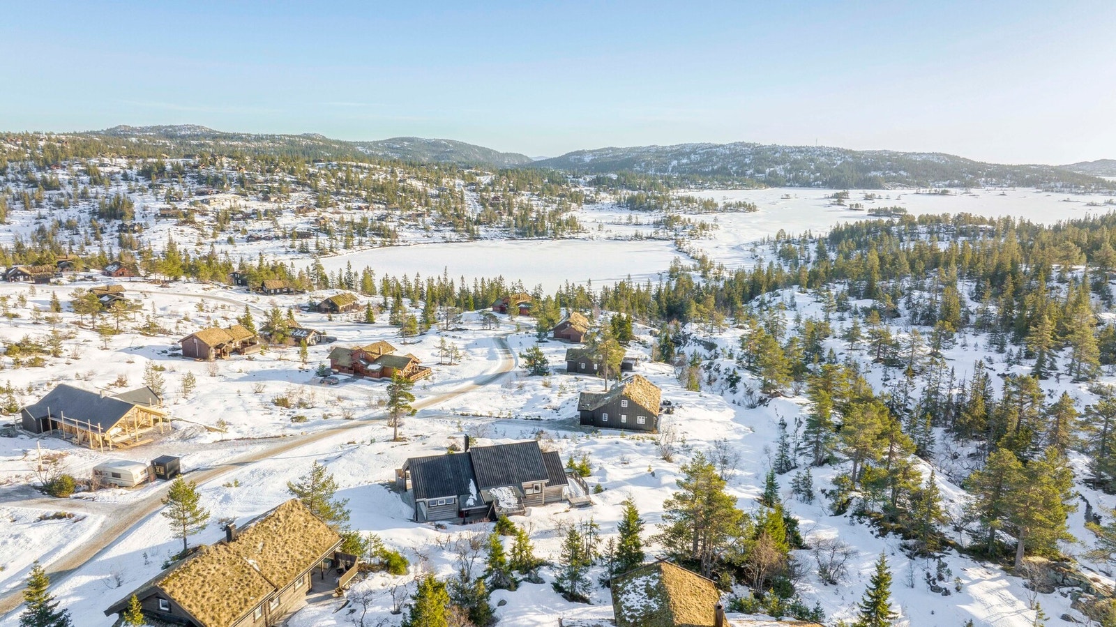 Vinterstid går preparerte skiløyper rett i nærheten av eiendommen langs Sylvtjønn, og Kyrkjebygdheia har et omfattende løypenett med ca. 60 km oppkjørte skiløyper gjennom vinterhalvåret. Galleribilde