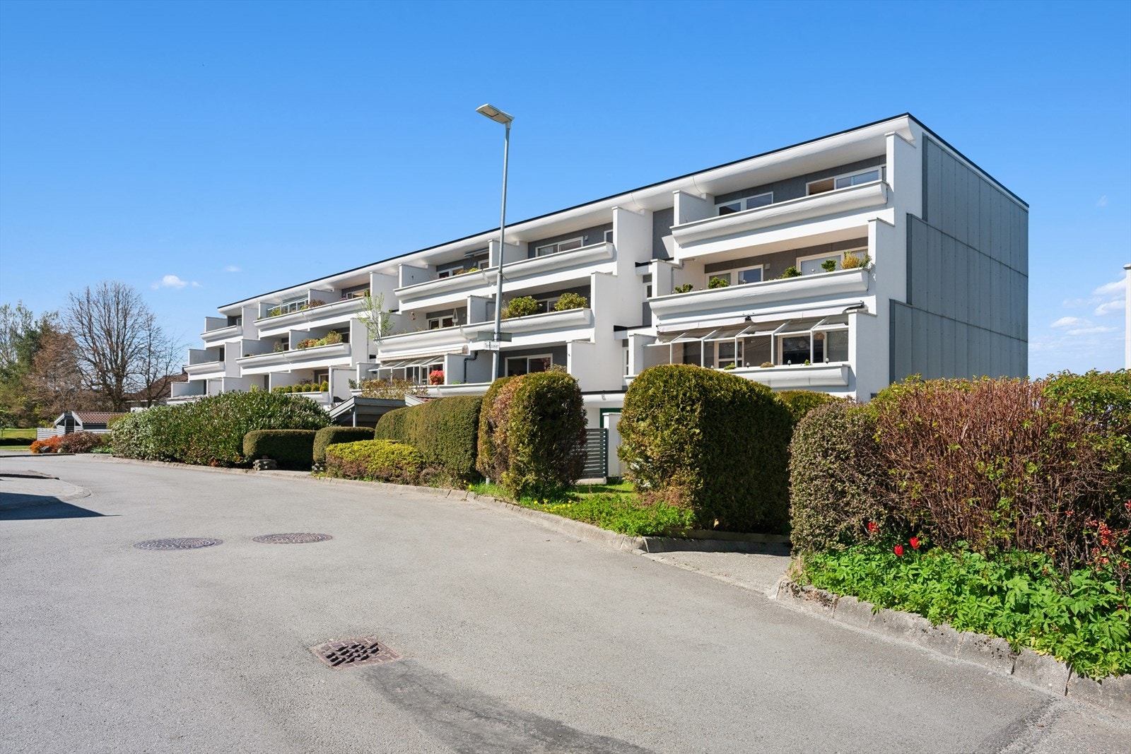 Med leiligheten følger garasjeplass og to eksterne boder. TV og internett fra Altibox er inkludert i felleskostnadene. Galleribilde